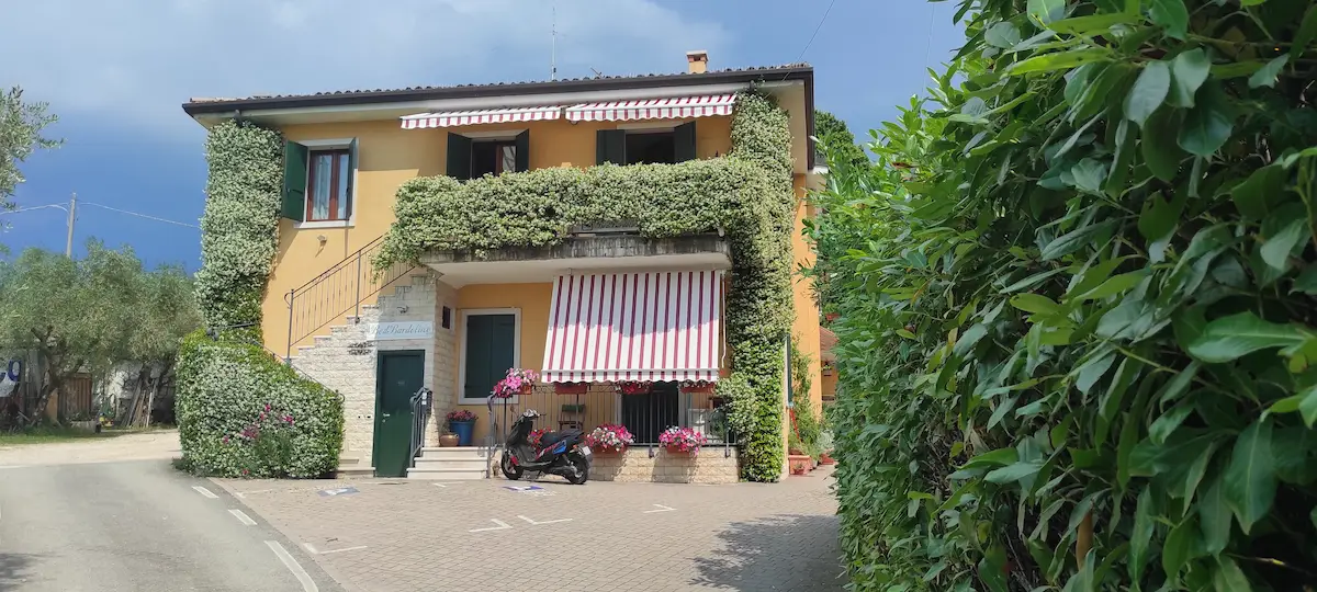 Esterno con siepe di gelsomino e parcheggio privato - BedBardolino Bardolino